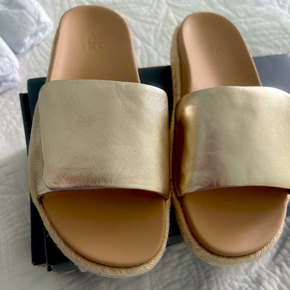 ABEO gold leather slides